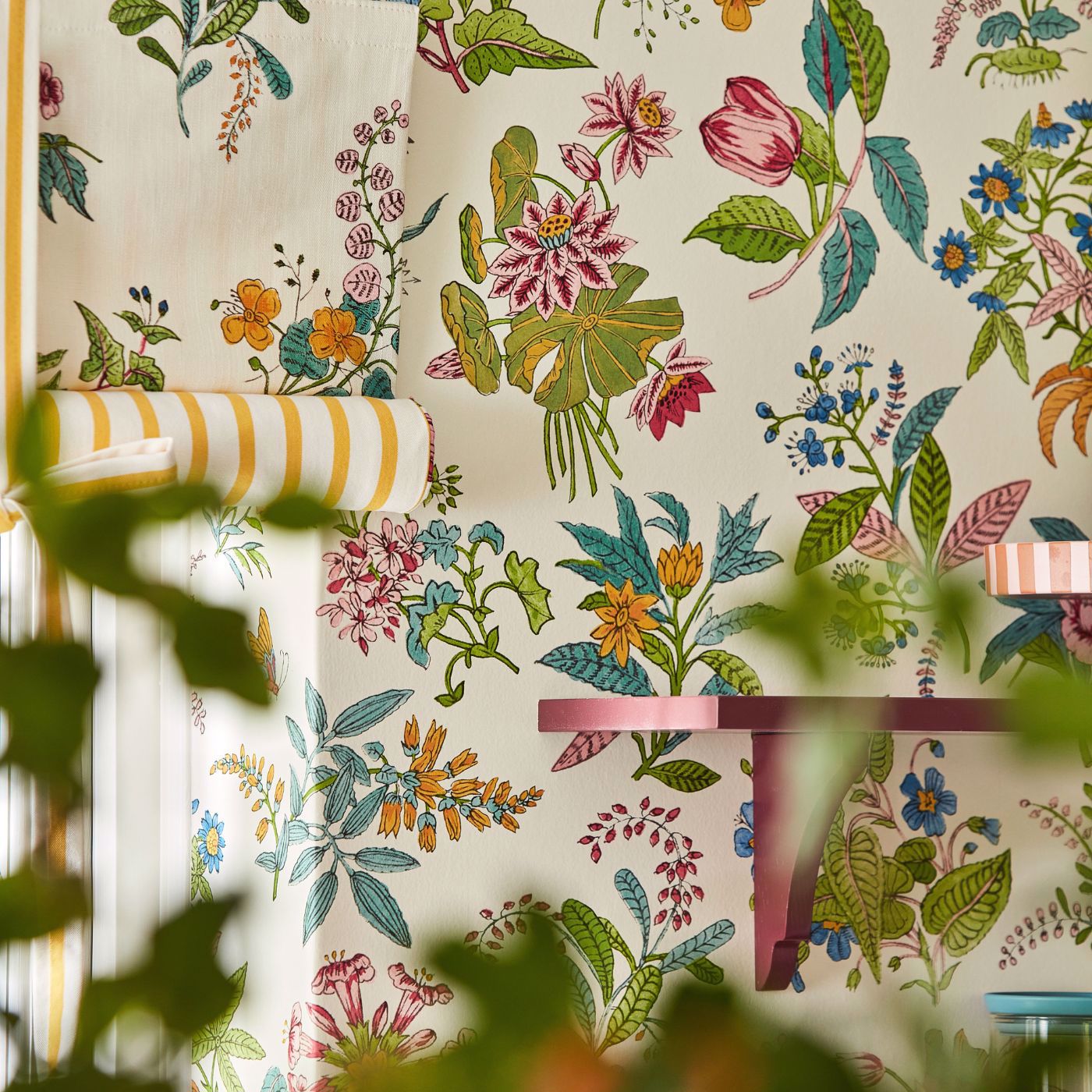 Woodland Floral Room Wallpaper - Peridot/Ruby/Pearl